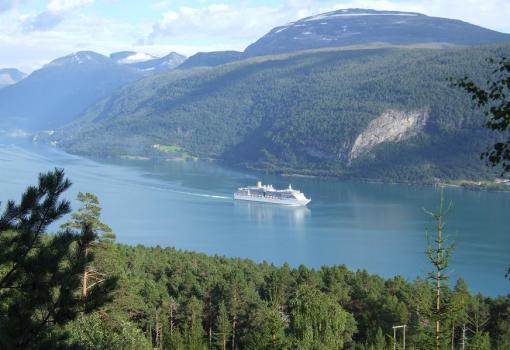 El Arcadia pasando por los Fiordos de Noruega